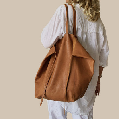 Pyramid Bag (big) in Saddle Tan